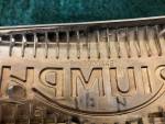 Klikněte pro detailní foto č. 4 - Znak nádrže originál Triumph Bonneville-Scrambler levá strana
